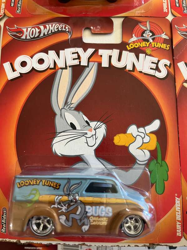 Hot wheels Looney Tunes set. Imported