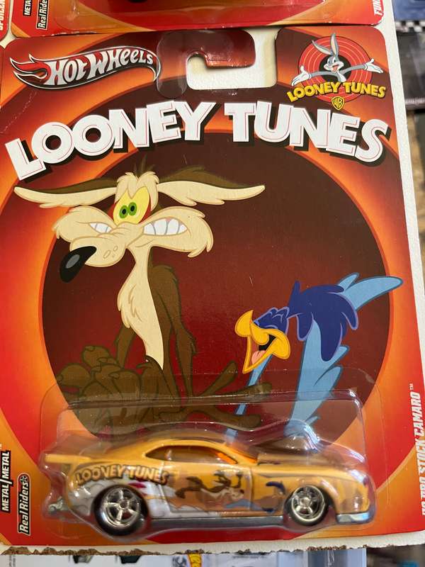 Hot wheels Looney Tunes set. Imported