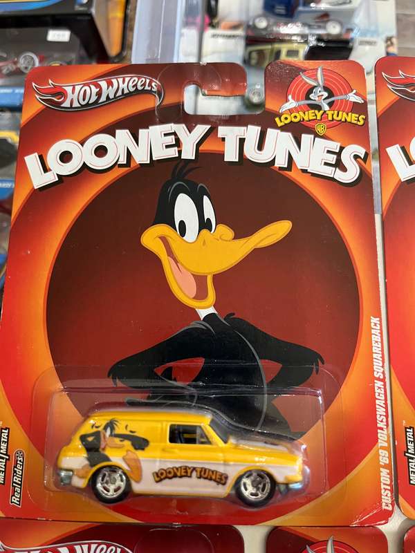 Hot wheels Looney Tunes set. Imported