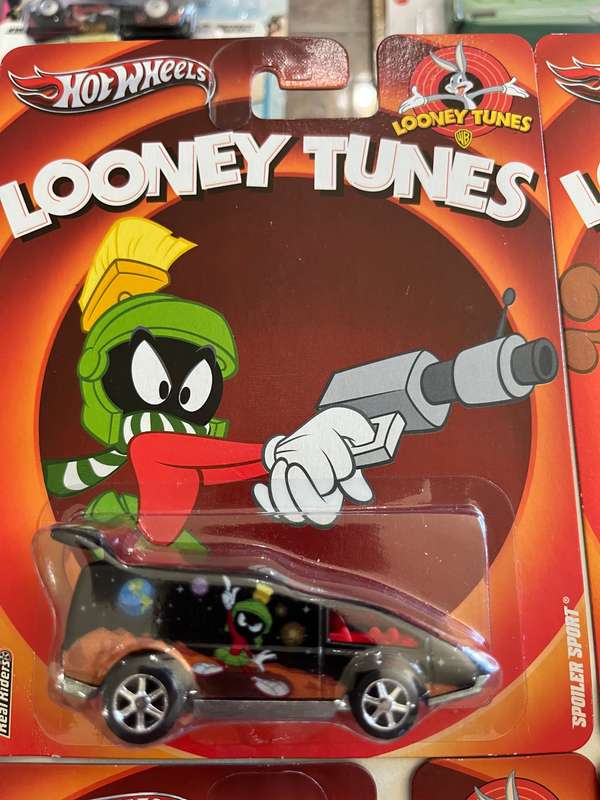 Hot wheels Looney Tunes set. Imported
