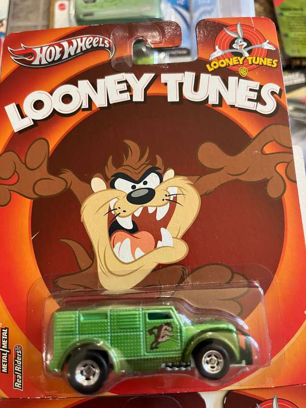 Hot wheels Looney Tunes set. Imported