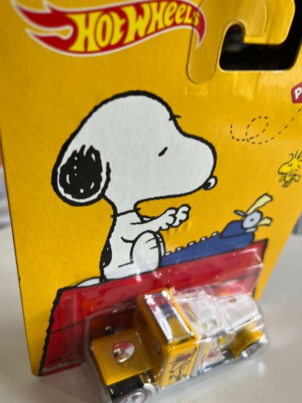 Hot wheels Peanuts 00s Custom convoy. Real riders