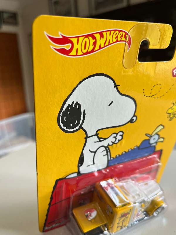 Hot wheels Peanuts 00s Custom convoy. Real riders