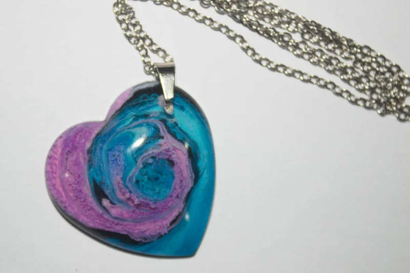 Elegant Heart-Shaped Swirl Pendant Necklace
