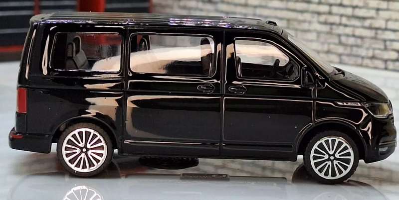 Volkswagen T6 Multivan 2020 black 1/43 Bburago #6171 instant wheels