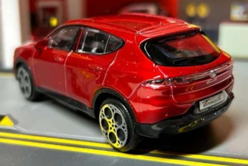 Alfa Romeo Tonale 2023 red-metallic 1/43 Bburago NEW+boxed #6195 instant wheels