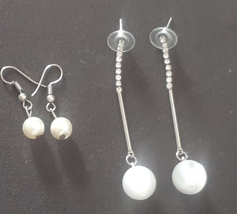 Jewellery Costume - Earrings x 2 - Pearl Type