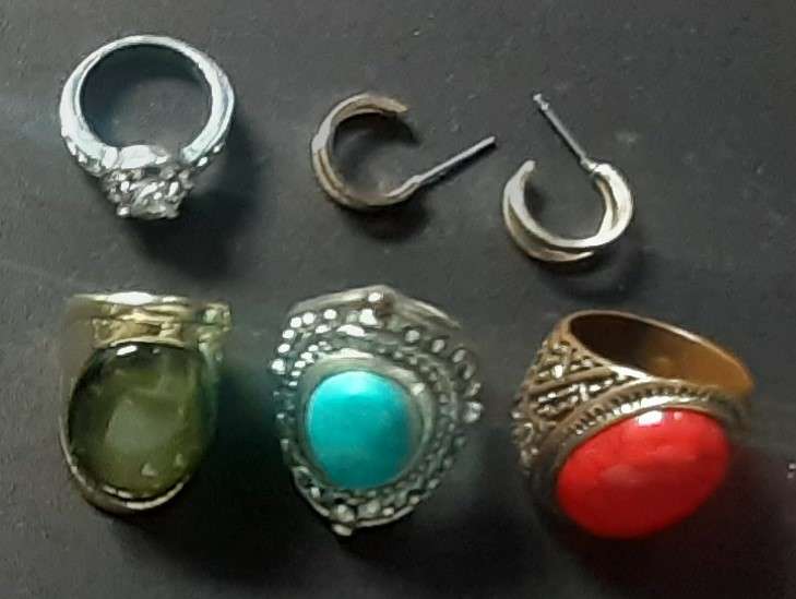 Costume jewellery - Mixed Lot - 4 Rings - Used