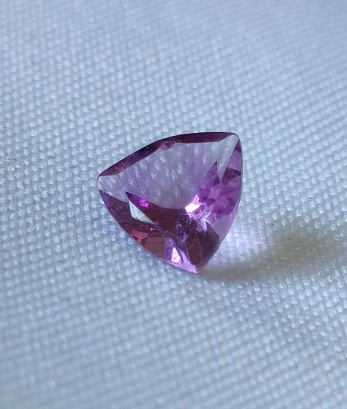 Amethyst stone - naturally mined - 7 x 7 x 7 mm trillian cut - gorgeous colour and good clarity
