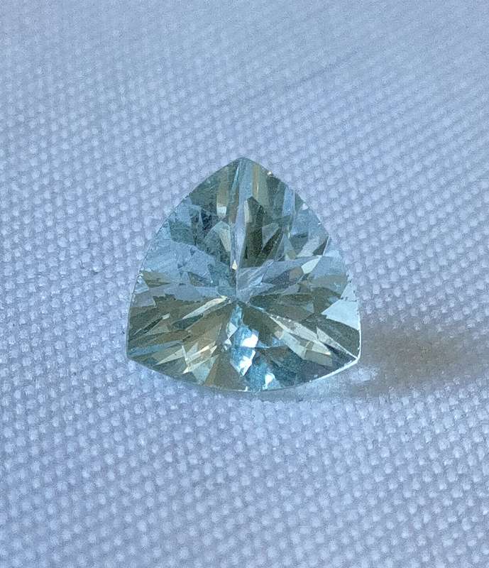 Topaz stone - 7x7x7 mm - naturally mined trillian cut - large stone