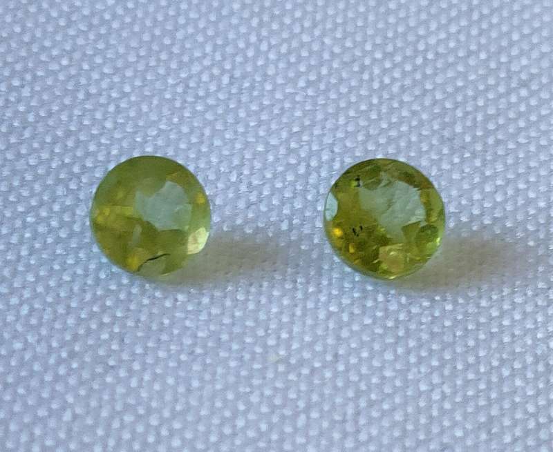 Peridot stones naturally mined - round brilliant cut - 1.15 ct - good colou: and clarity