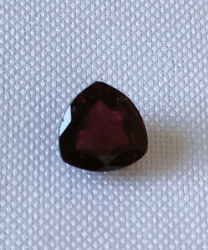 Garnet stone - 7x7x7 mm - naturally mined, trillian cut