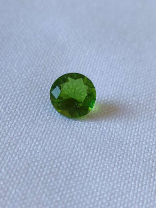 Peridot stone - 1.04 ct - naturally mined, round brilliant cut