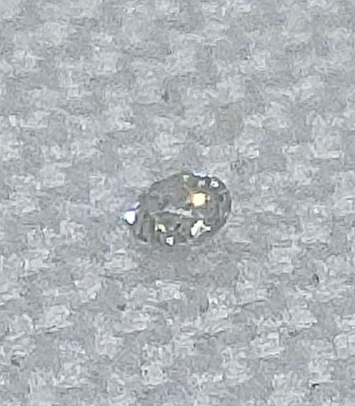 Real diamonds - 1.2 mm- 0.01 ct - images magnified -good colour and VVS clarity- bid per item