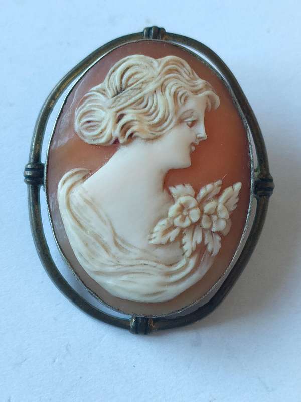 Gorgeous Vintage Cameo brooch -