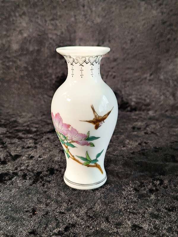 Beautiful Hand Painted Chinese Bud Vase