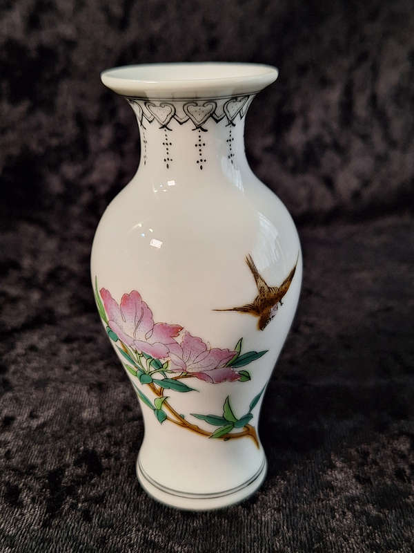 Beautiful Hand Painted Chinese Bud Vase