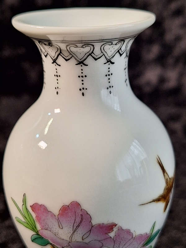 Beautiful Hand Painted Chinese Bud Vase
