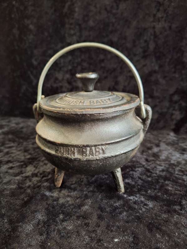 Bush Baby Quarter Size Cast Iron Potjie No: 1/4.