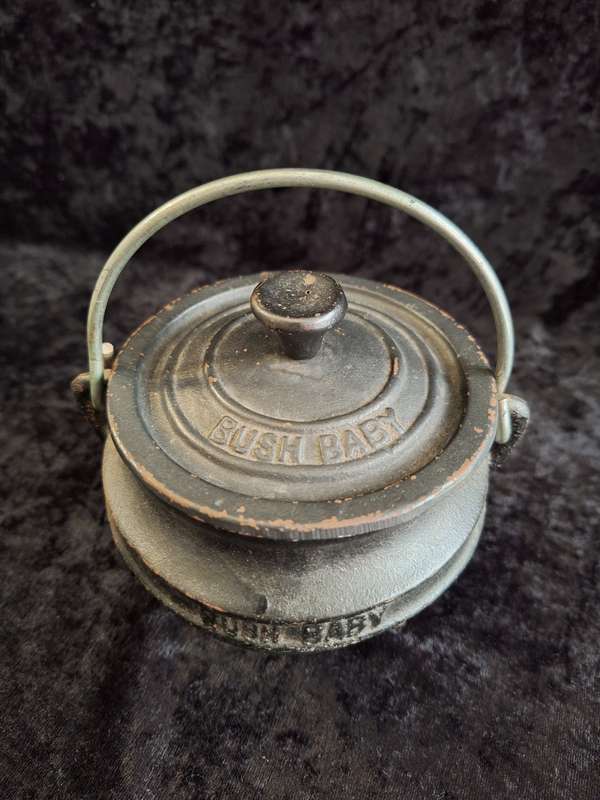 Bush Baby Quarter Size Cast Iron Potjie No: 1/4.