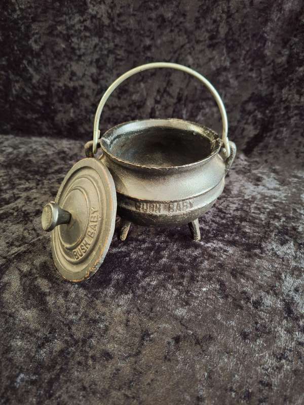 Bush Baby Quarter Size Cast Iron Potjie No: 1/4.