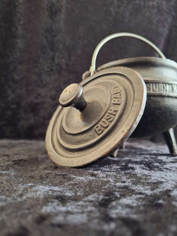 Bush Baby Quarter Size Cast Iron Potjie No: 1/4.