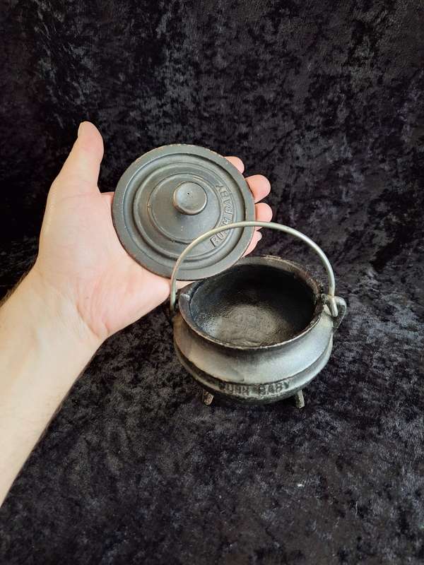 Bush Baby Quarter Size Cast Iron Potjie No: 1/4.
