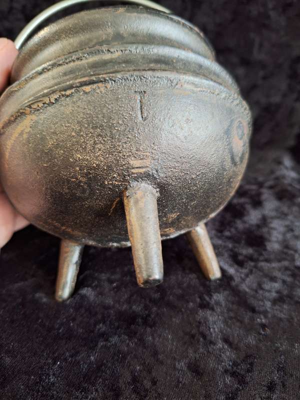 Bush Baby Quarter Size Cast Iron Potjie No: 1/4.