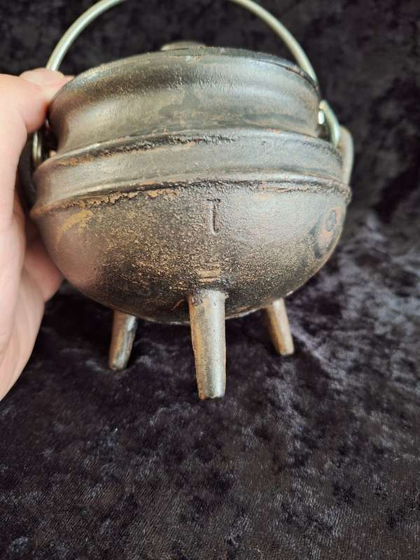 Bush Baby Quarter Size Cast Iron Potjie No: 1/4.