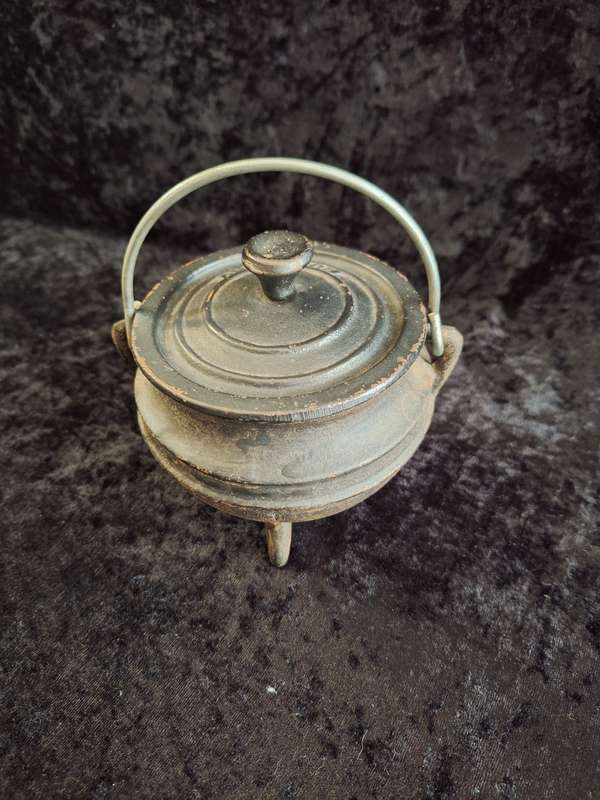Bush Baby Quarter Size Cast Iron Potjie No: 1/4.
