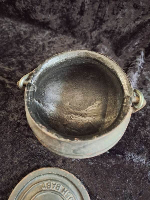 Bush Baby Quarter Size Cast Iron Potjie No: 1/4.