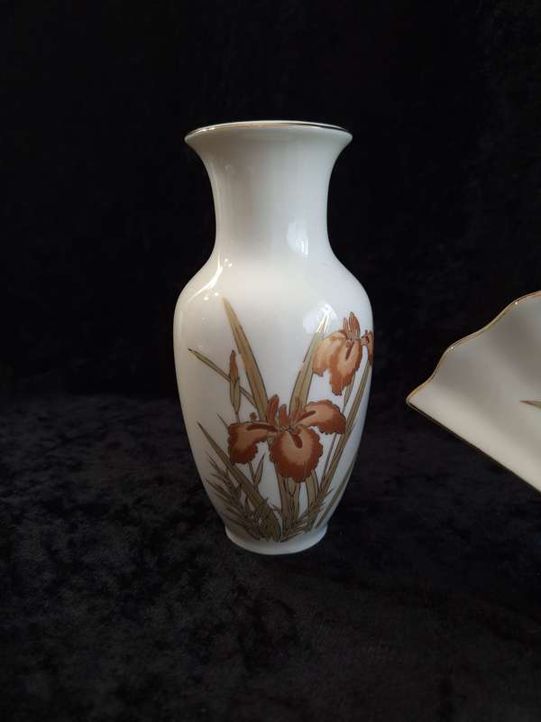 Beautiful Vintage Fine China Vase and Van Set.
