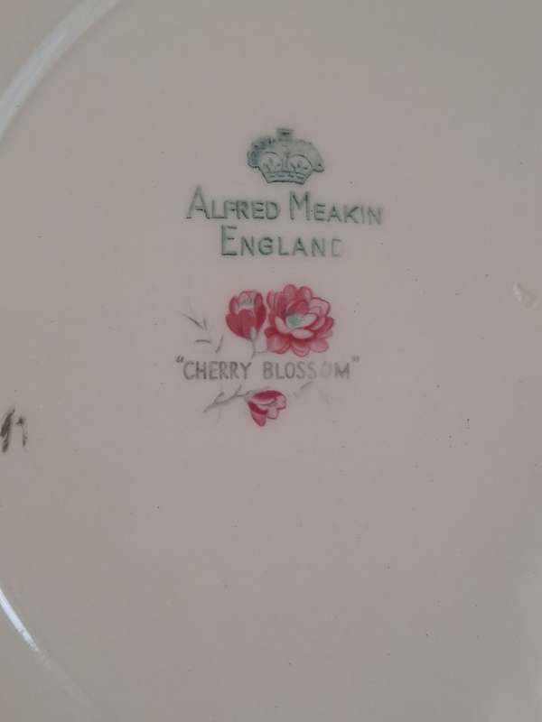 Stunning Vintage Set of 6 Alfred Meakin England - Cherry Blossom Entrée Plates.