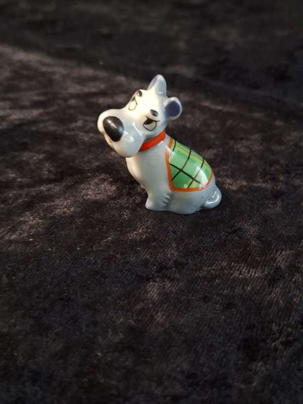 Vintage Wade Disney Hatbox Series Whimsie Figurine.