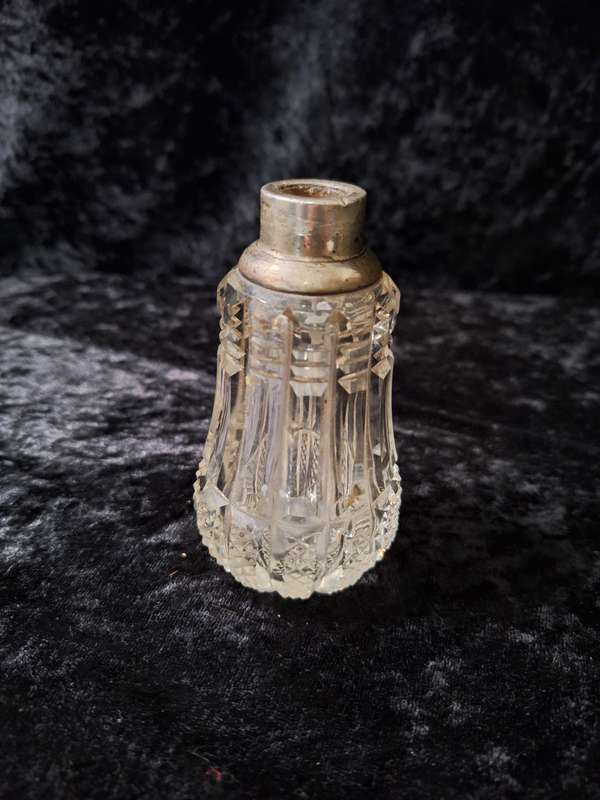 Vintage 1930's Cut Glass Scent Bottle. (Some Small Chips)