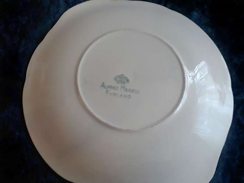 Vintage Alfred Meakin Gravy Boat and Saucer.