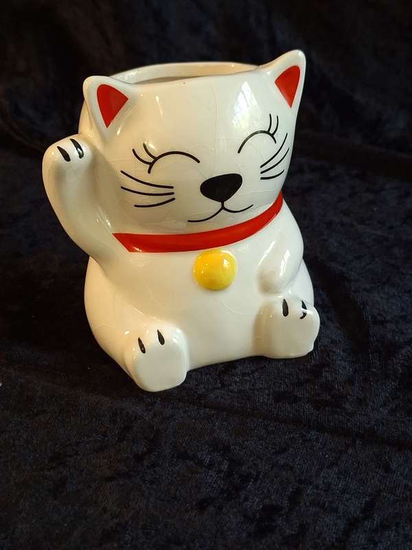 Ceramic Lucky Cat Desk Stationary Holder.
