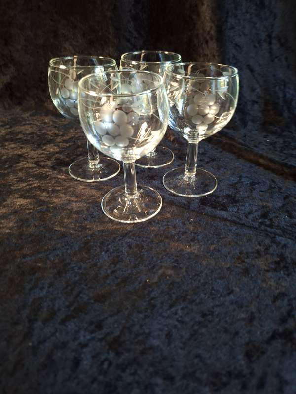 Stunning Vintage Set of 4 Grape Pattern White Wine Glasses.