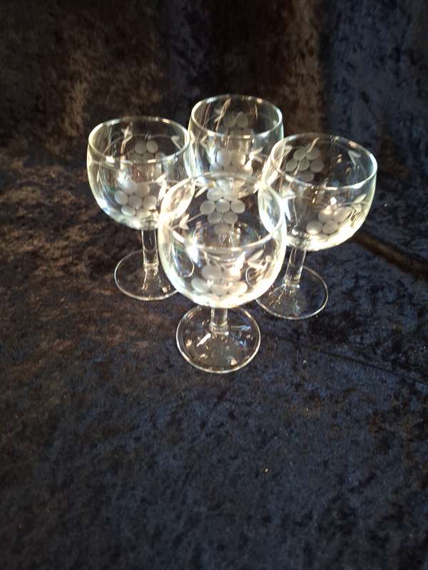 Stunning Vintage Set of 4 Grape Pattern White Wine Glasses.