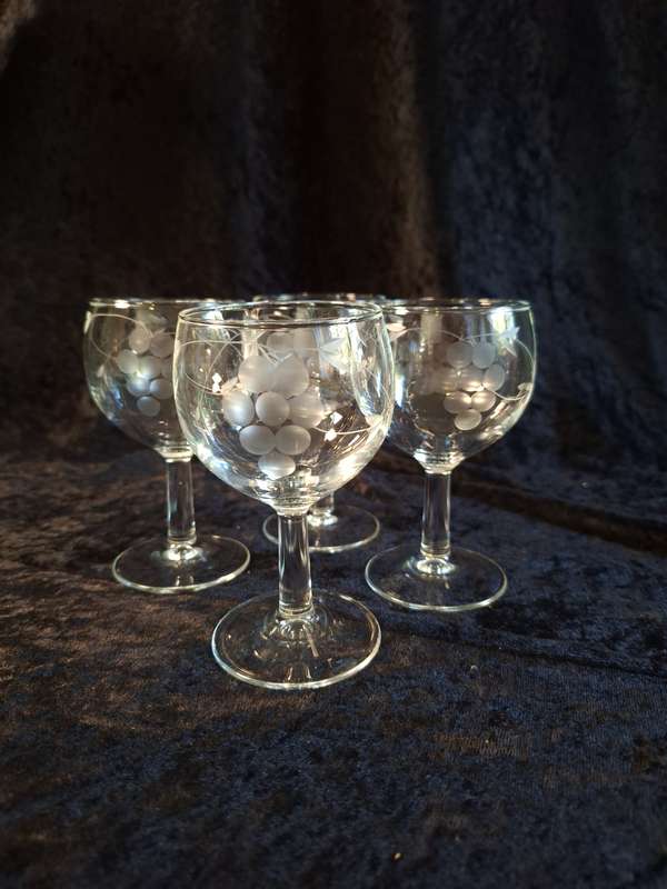 Stunning Vintage Set of 4 Grape Pattern White Wine Glasses.