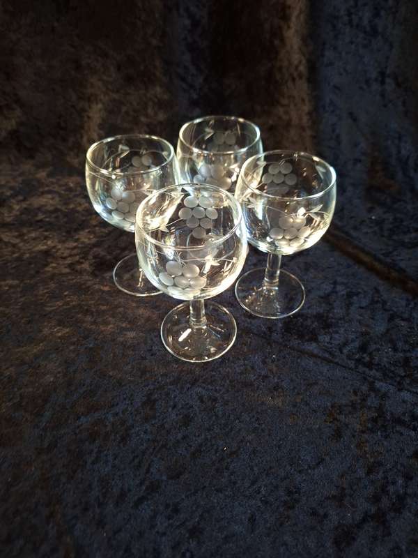 Stunning Vintage Set of 4 Grape Pattern White Wine Glasses.