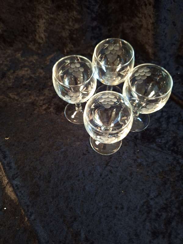Stunning Vintage Set of 4 Grape Pattern White Wine Glasses.