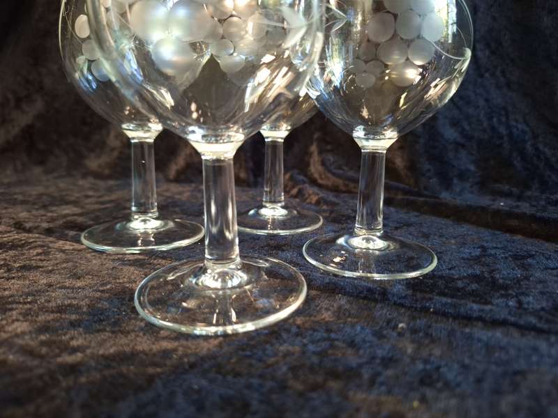 Stunning Vintage Set of 4 Grape Pattern White Wine Glasses.