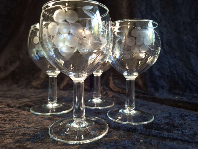 Stunning Vintage Set of 4 Grape Pattern White Wine Glasses.