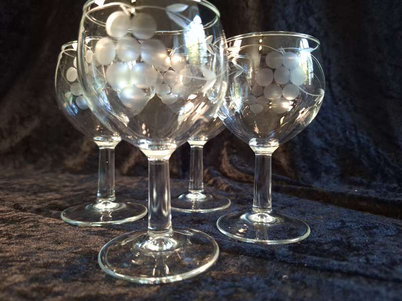 Stunning Vintage Set of 4 Grape Pattern White Wine Glasses.
