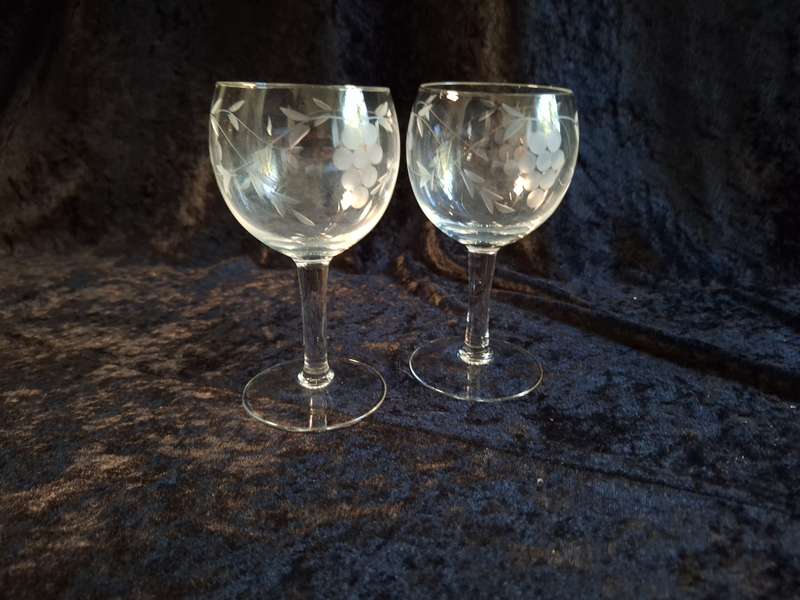 Stunning Vintage Set of 2 Grape Pattern Red Wine Glasses.