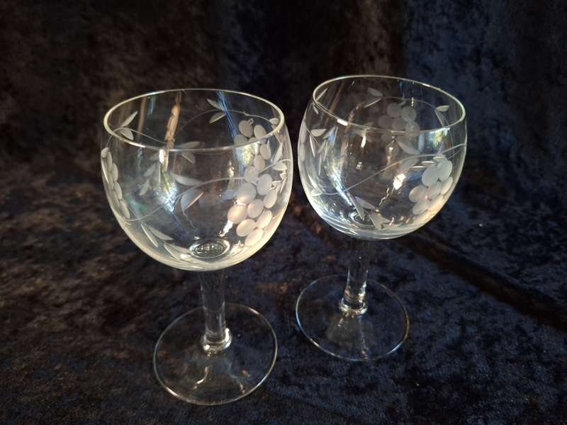 Stunning Vintage Set of 2 Grape Pattern Red Wine Glasses.
