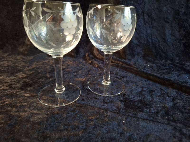 Stunning Vintage Set of 2 Grape Pattern Red Wine Glasses.