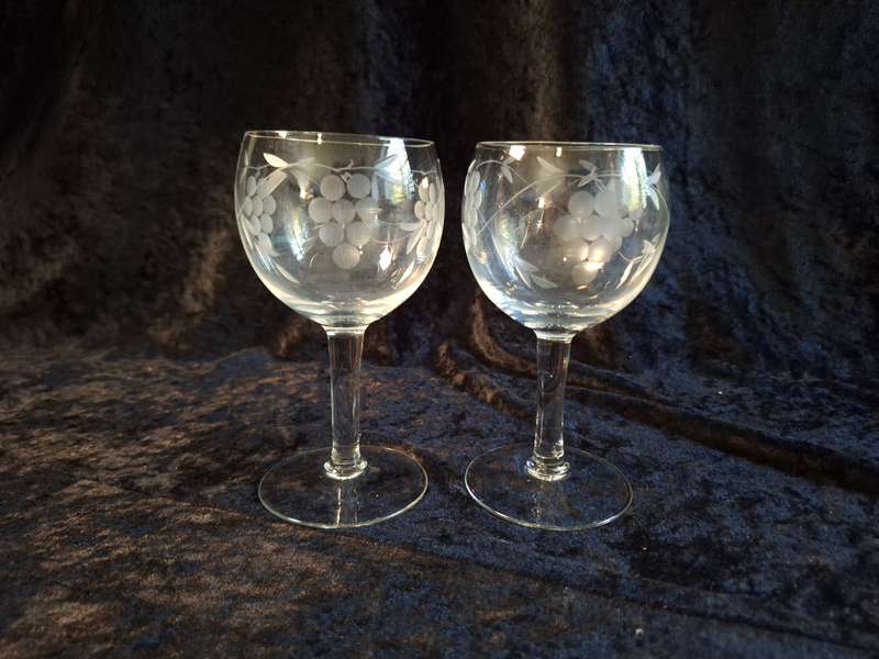 Stunning Vintage Set of 2 Grape Pattern Red Wine Glasses.