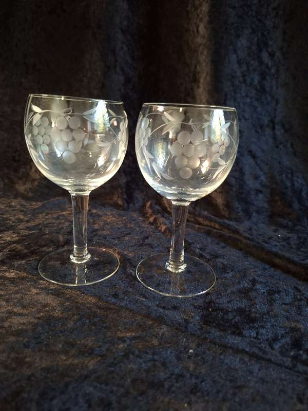 Stunning Vintage Set of 2 Grape Pattern Red Wine Glasses.